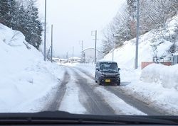 慣れない雪道の運転、カーブの先でヒヤリ！ 危険予知JAF Mate Online