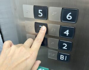 点字サインの制作承ります。エレベーター点字案内板