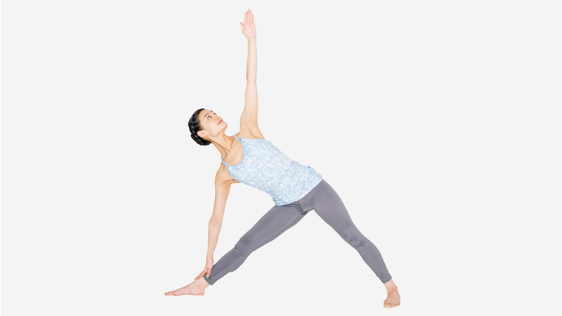 三角ポーズチェアヨガ トリコナーサナチェアヨガのシーケンス、利点、バリエーション、サンスクリット語の発音Tummee.com