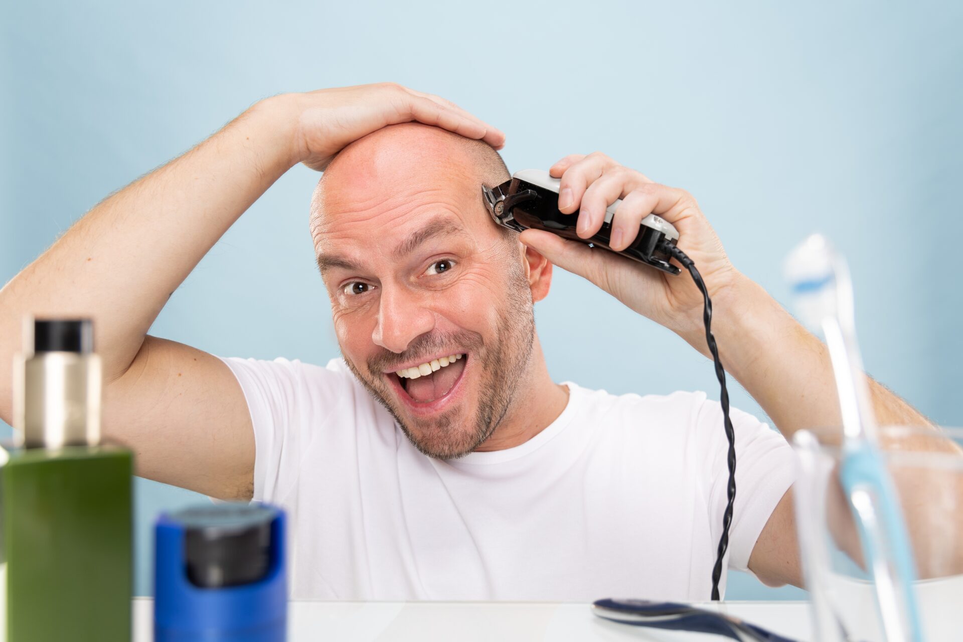 50代男性のAGAツルツルの状態から嬉しい小さな髪が沢山生えてきました！薄毛AGAの発毛サロンならスーパースカルプ発毛センター鹿児島中央店へ