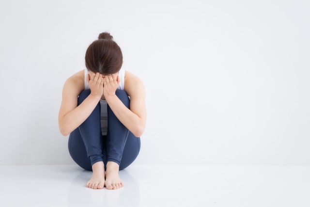 塞ぎ込む女性 写真素材2017432- フォトライブラリー photolibrary