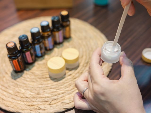 手洗いで荒れた手をいたわるアロマハンドクリームフレーバーライフアロマテラピースクール