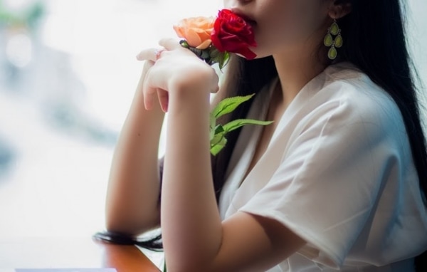 腕を組む人の心理を解説！腕の高さ＆組み方でわかる相手の心理を公開