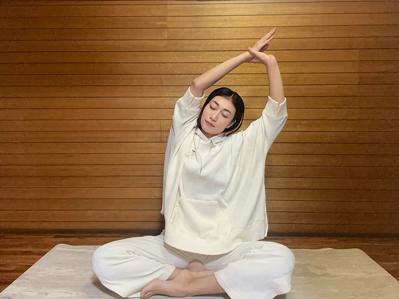 凝り固まった体をぐーんと伸ばそう！伸びで得られる4つのメリット&簡単お家ストレッチ 2ページ目キナリノ