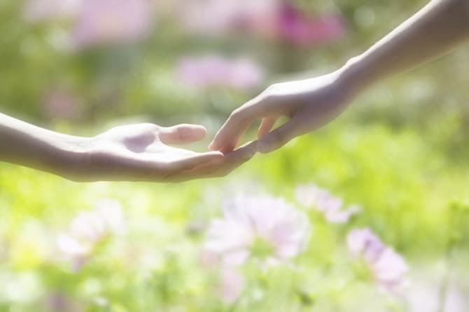 既婚者が手を繋ぐのはなぜ？3つの心理・対処法、不倫のリスクまで徹底解説！ - KIKKON人生を楽しむ既婚者の恋愛情報サイト