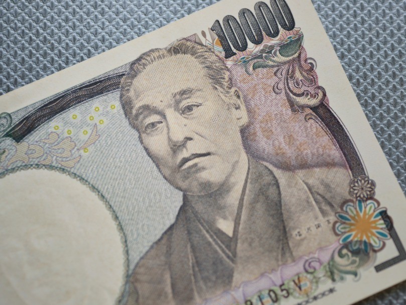 Amazon.co.jp: 金運アップ術 「風水・黄金の五千円札」金箔の5000円札を財布に入れると開運財布に変身！風水奥義の数字８の６連 888888 ゾロ目: おもちゃ