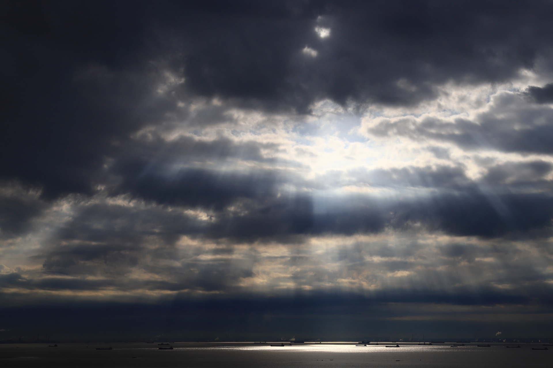 天使の梯子 英語でAngel's ladderって言うそうで、良いことが起こる前兆とも言われている。 雲の隙間から本当に天使が降りて来そう。植物はもちろんのこと、自然現象って本当に美しい。 久しぶりに良いものが見れたな🎵 天使の梯子について、何か知ってる方がいたら教え