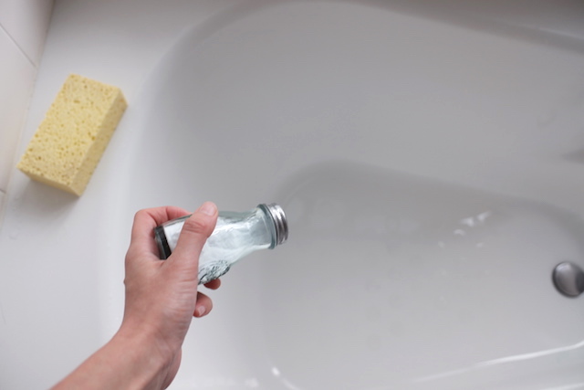 お風呂掃除は重曹を活用！頑固な皮脂汚れやヌメリを綺麗に落とす方法 - くふう トクバイニュース