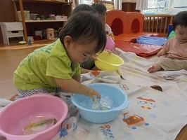 氷遊びアイデア５つー保育園や家庭で楽しめる！年齢別遊び方紹介ー - 保育士ぽっくる先生の”保育の知恵袋”