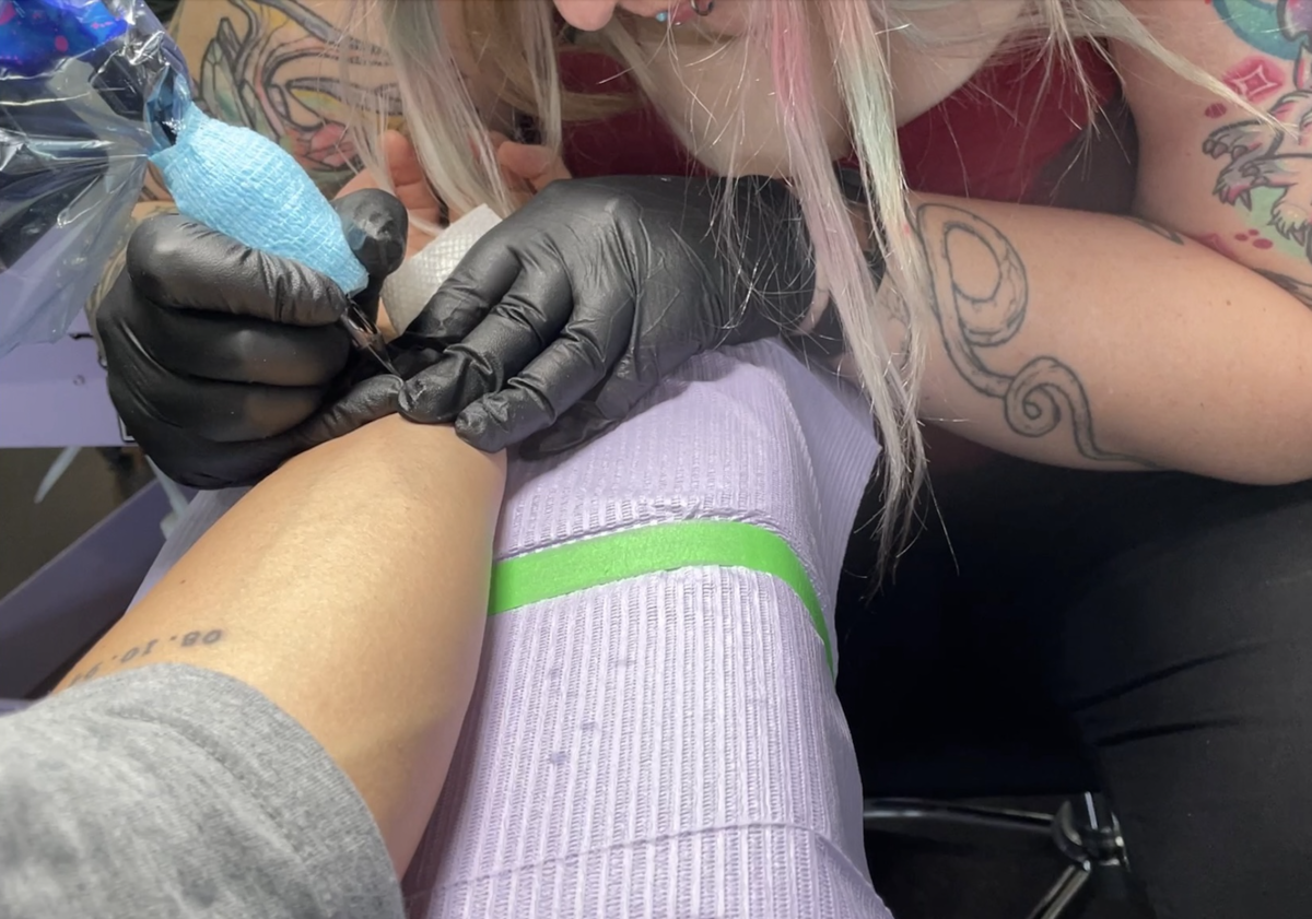 亡きペット犬の肉球を胸にタトゥーした女性、激しく後悔 - 気になる - ニュース クランクイン