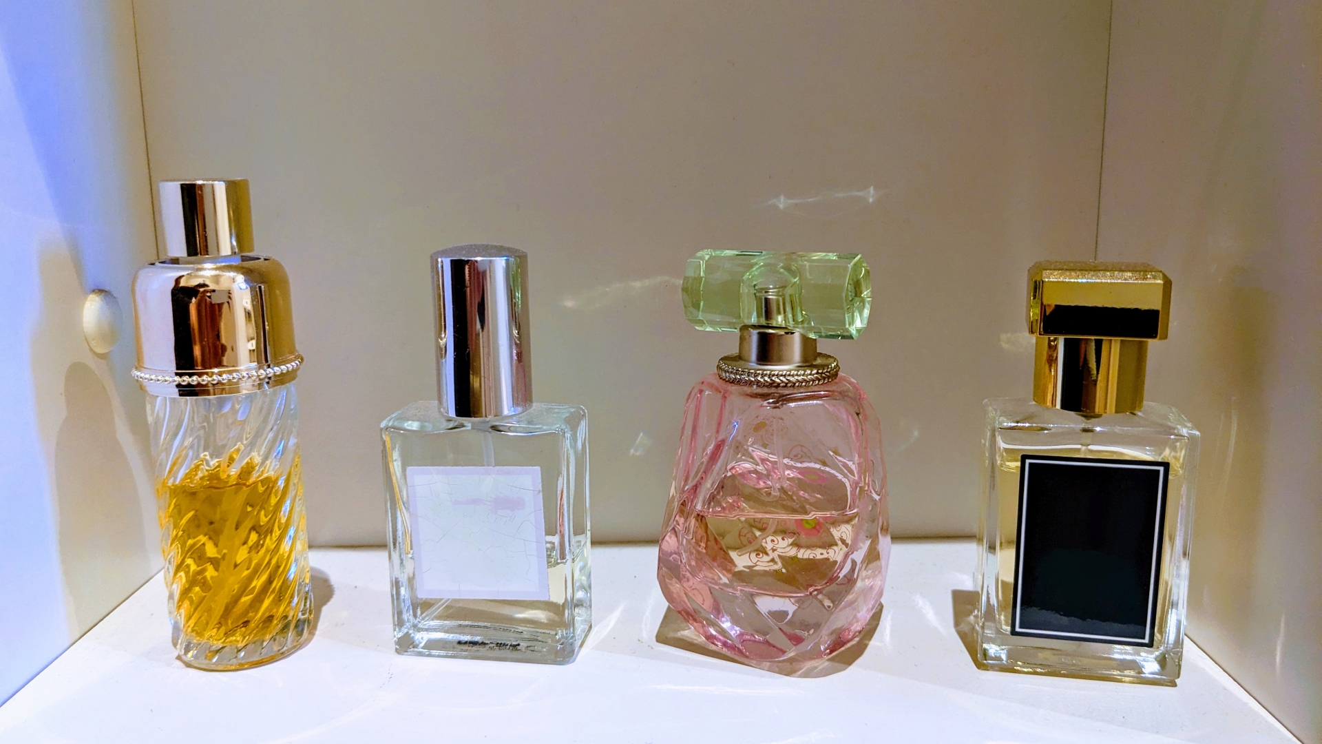 ドンキの驚愕そっくり商品」あの高級ブランドの香りが低価格で手に入る!? “噂のジェネリック香水”全12種の元ネタを暴け！ドン・キホーテマニアが徹底検証公式 モノマックス MonoMax 付録、カバン、時計、家電、カップ麺などの情報を詳しく解説