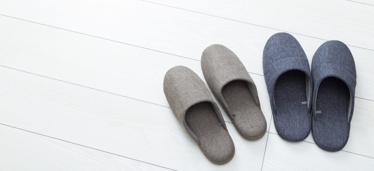 スリッパ」は英語で何て言う? アメリカとイギリスでの呼び方の違いも含めて解説 Kimini英会話