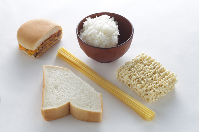 お米🍚@shun_shoku_biさんの投稿をお借りしました🔥 痩せる為にお米を食べない方がダイエットに いいイメージありませんか？「糖質を摂ると太るから、、、」 と我慢しちゃいますよね。 でも実はお米を食べないと 逆に太る原因になる場合があります。 なので今回は