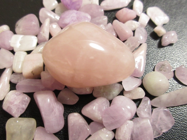 ピンク色の宝石15選ローズクォーツ、ピンクダイヤモンド、クンツァイトなど色も魅力もさまざま！カラッツ Gem Magazine