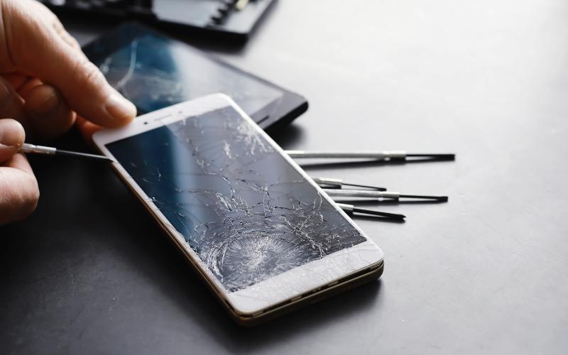 スマホ 画面割れ修理：スマホ画面の割れた修理方法と対処法