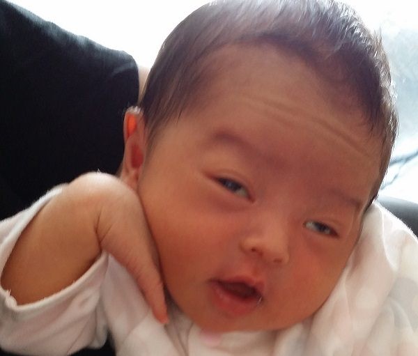 生まれた瞬間「小顔でイケメンになるね」と言われた息子 →成長した姿に「思わず笑っちゃいました」「どっちもかわいすぎます」1年後の様子を聞いた ほ・とせなNEWS- Yahoo!ニュース