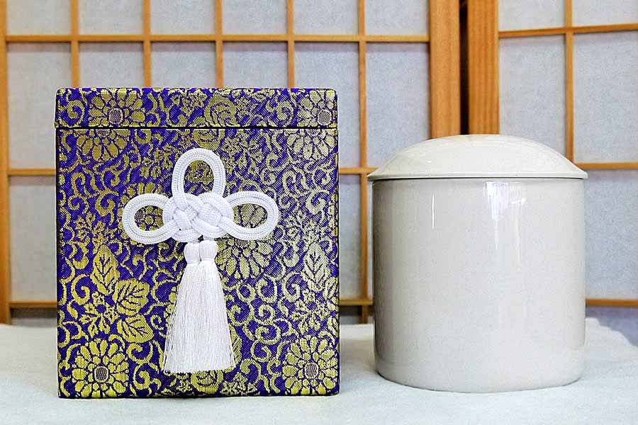 遺骨を自宅で保管するときの置き方とはお墓の石良