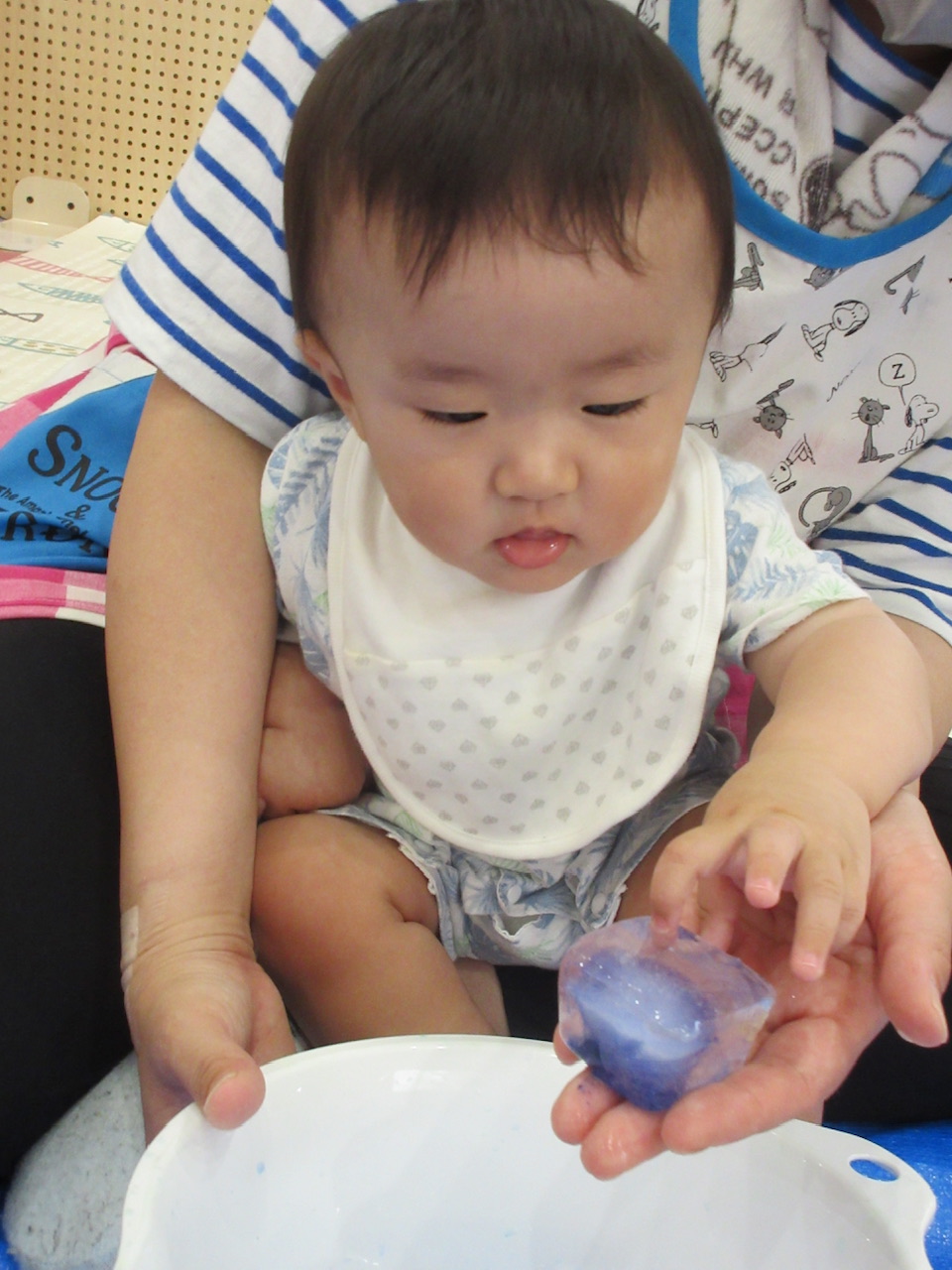 つめたいね！氷あそび 0歳児ニチイキッズかなざわ保育園ニチイキッズ