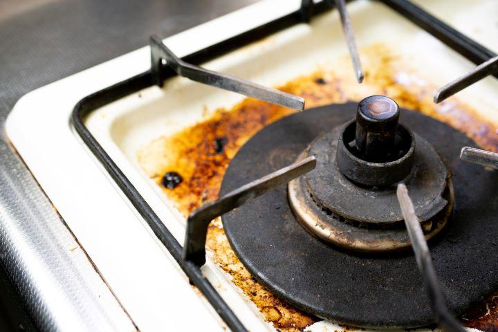 ガンコなコンロのコゲつきをキレイに落とす方法