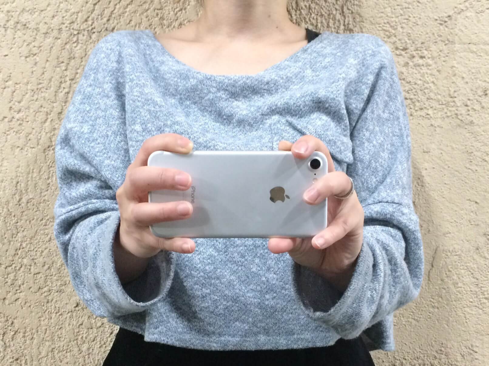 スマホの正しい持ち方が分からない！注意点も含めてご紹介しますスマホケース専門店ミナショップ