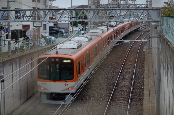 同じ電車に現れた変態男。勃起した陰茎を押し付ける。 – JPORU