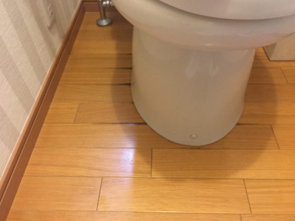 トイレと床の隙間の掃除方法！100均ブラシですっきり掃除するコツ - くらしのマーケットマガジン