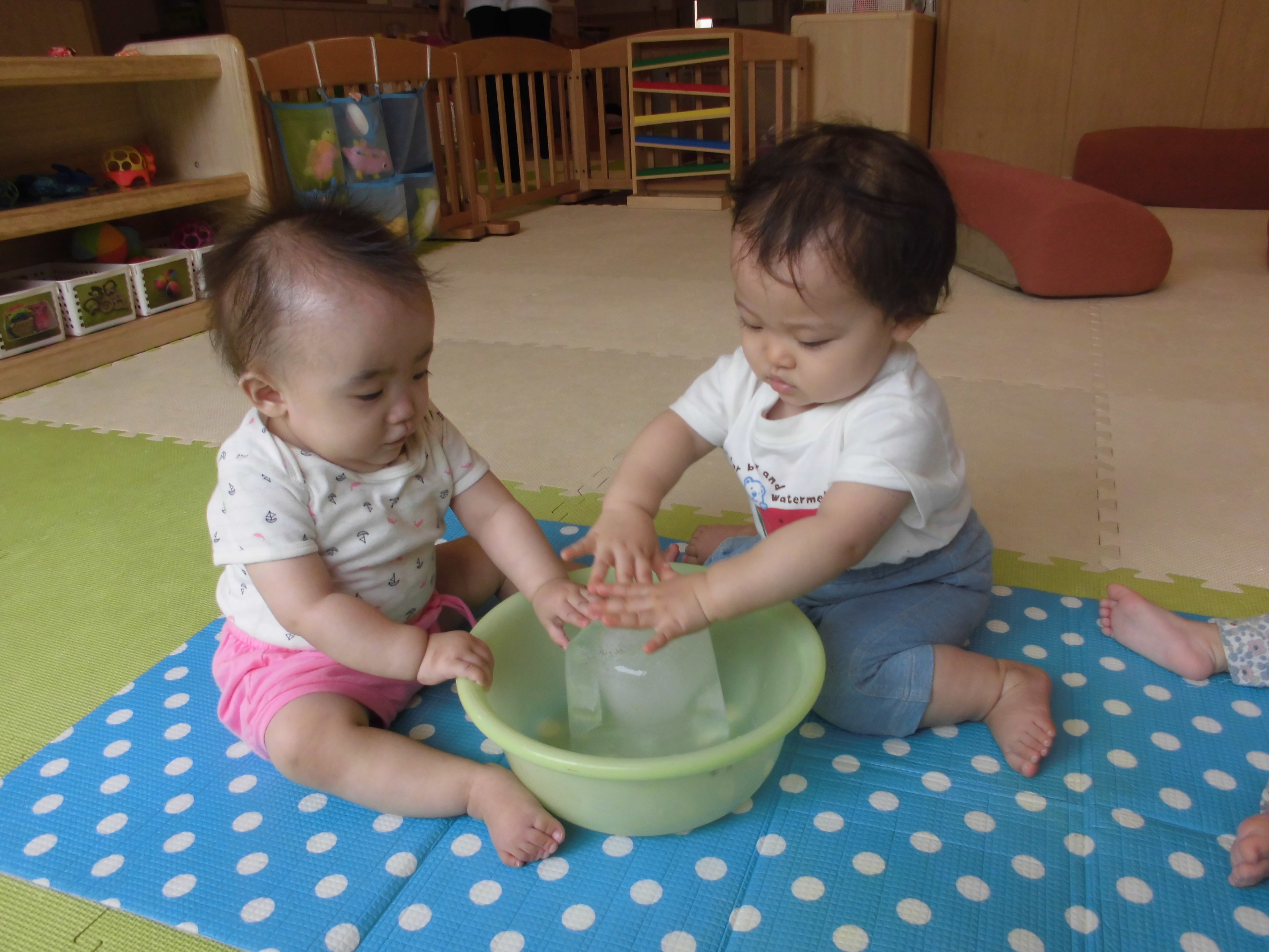 氷で感触遊び♡ - 味間こども園