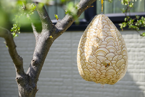 秋は特に危険！ ハチの営巣場所や巣を作らせない方法を解説住まいの本当と今を伝える情報サイト LIFULL HOME& 039;S PRESS