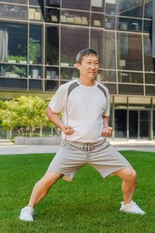 公園で太極拳を舞う中国人男性の全身ポートレート - No: 4847358写真素材なら「写真AC」無料 フリー ダウンロードOK