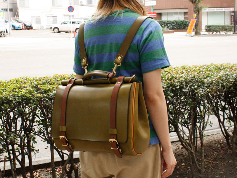 HERZ ヘルツヘルツの革は経年変化を楽しんで頂けるように表面加工をほとんど施しておりません 写真はグリーンの変化です3年使用使いながら育てる楽しみ ヘルツ博多店は今日も最大限安全対策をしっかりして営業しておりますヘルツherzヘルツ博多店革製品