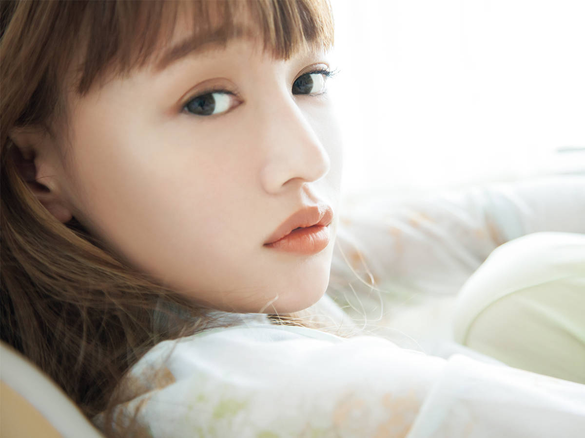 肌の綺麗な人は生まれつき？そう思ってませんか？🧐 肌の美しさは生まれつきだけではなく、 生活習慣やスキンケアの影響も大きいですよ。もちろん、遺伝的要因として肌色やキメの細かさはありますが、ニキビや乾燥などは生活習慣の結果であることが多いです。 自分で肌を