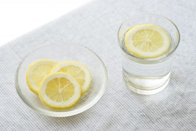 朝1杯のレモン水でスッキリ爽やか！「レモンウォーター」の作り方・アレンジキナリノ