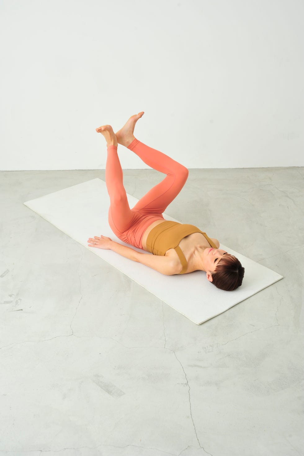 脚痩せ・骨盤のゆがみ・股関節の硬さ」をまとめて改善！話題の カエル脚エクサ のやり方ヨガジャーナルオンライン