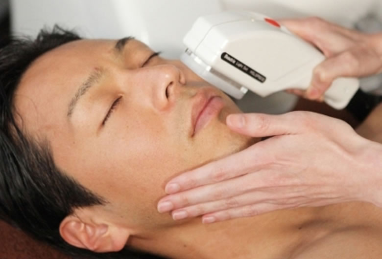 メンズフェイシャルエステで鼻の毛穴洗浄・クレンジングを行う男性と女性スタッフの写真素材111158759- PIXTA