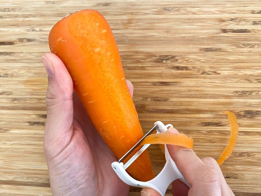 不器用な人でも簡単！人参の皮をむく方法