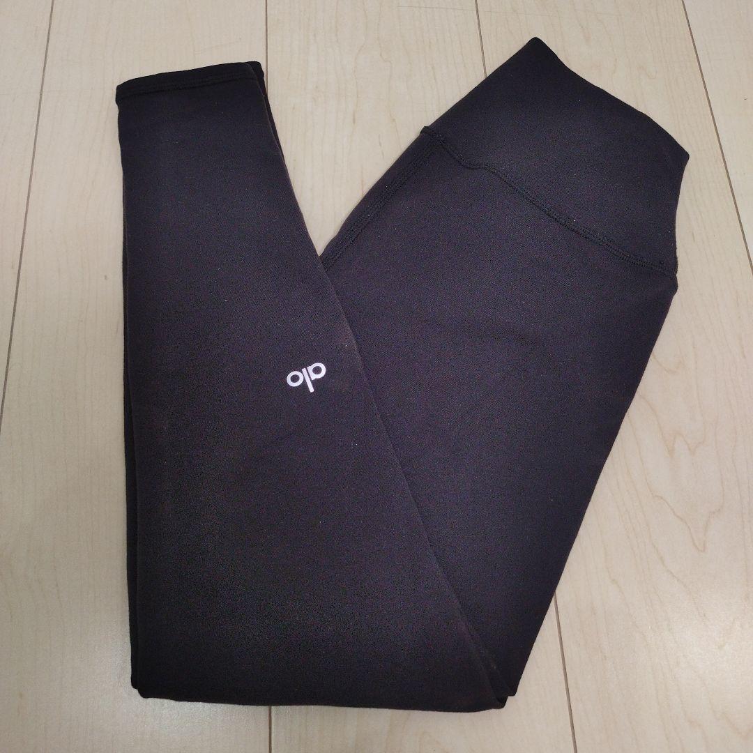 黒いスポーツウェアを着てヨガを練習し、ウチタ・パルスヴァコナサナのポーズで立ち、拡張サイドアングルエクササイズを行い、大きな窓を持つ現代のヨガスタジオで働く美しい女の子の写真素材・画像素材Image 129469262