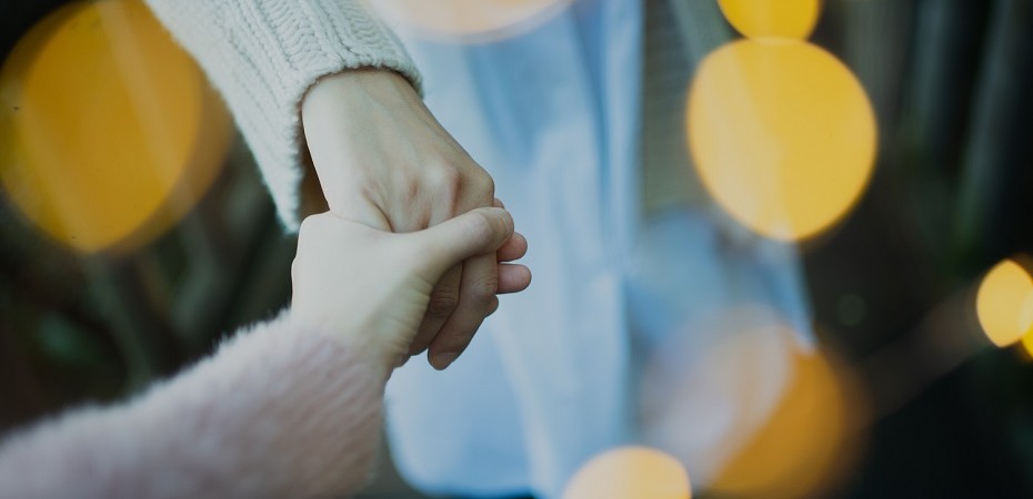 手を繋ぐときの男性の心理とは？女性が手を繋ぎやすいタイミングは？結婚相談所なら ゼクシィ縁結びエージェント