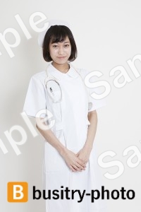前に手を組む看護師m015-015無料人物写真フリー素材の ビジトリーフォト 商用利用OK