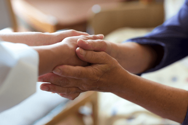 看取り介護の流れやサイン、家族ができることを介護現場の実体験から解説します