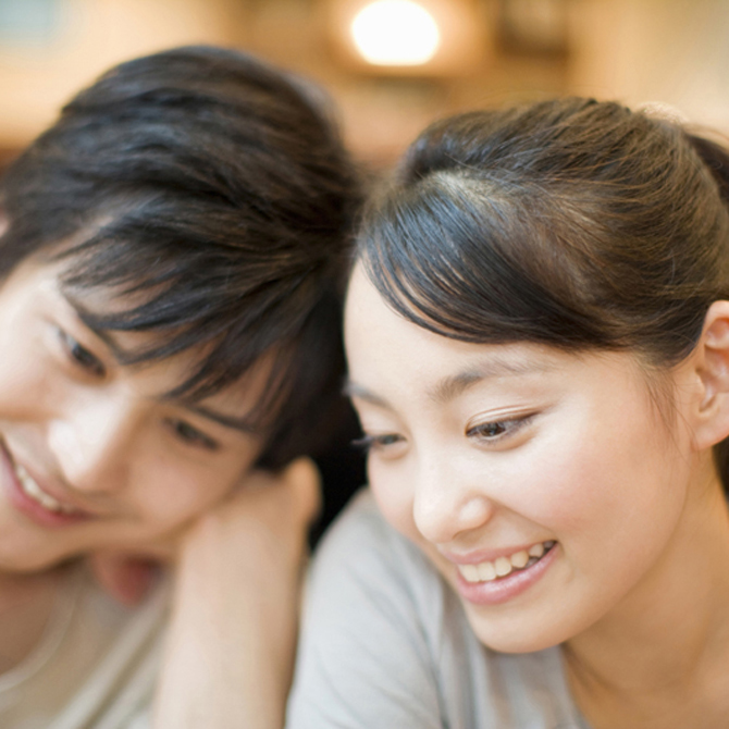 遠くからじっと見つめる心理に女性がなる理由とは