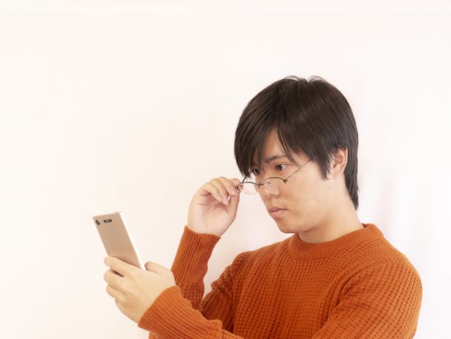 スマホ老眼とは？ あなたもチェックしてみよう！コンタクトレンズクーパービジョン