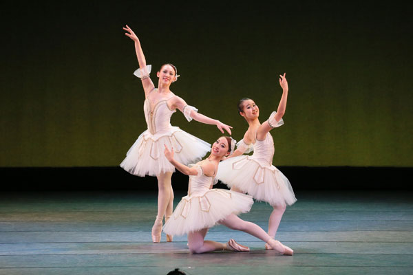 バレエポーズの名前や用語を解説 その特徴やバーレッスンの順番を紹介 - 子どもバレエニュース