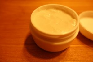 手作りみつろうクリームの作り方と美容効果の解説 - 女子リキ