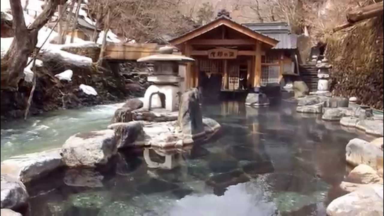 露天風呂に浸かる女性 - 商用利用可能な写真素材・イラスト素材ならストックフォトの定額制ペイレスイメージズ