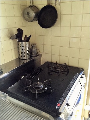 台所コンロ周りのお掃除 コンロの焦げ・油汚れ・壁面の油跳ねをどの家庭にもある道具や洗剤を使って簡単にきれいにする方法をプロが解説