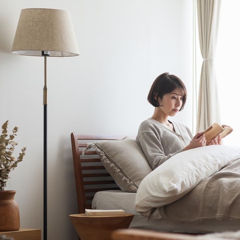 寝る前の読書のおともにしたい読書ライトおしゃれ照明器具ならMotoM