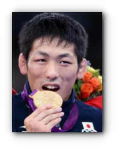 メダルを最初に噛んだのは誰？噛む理由とはアワードライフ