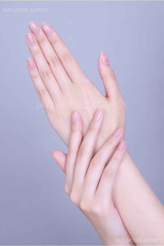 絵描き向け 女性の手のポーズbot@BotKnknX