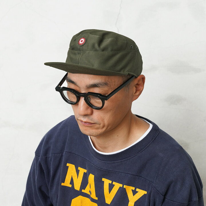 軍の兵士が敬礼を与えて — ストック写真 © Wavebreakmedia148228575