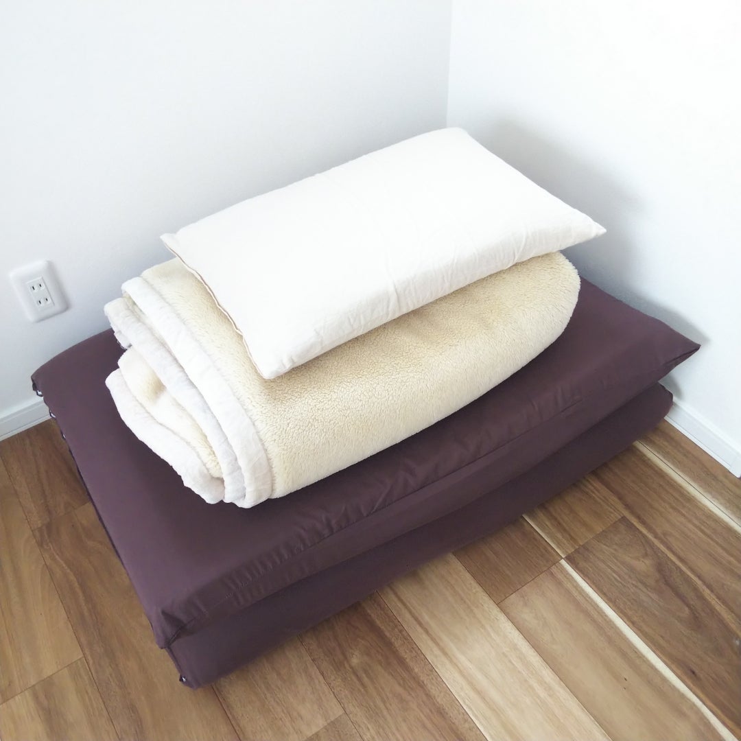 羽毛ふとんのたたみ方講座 , ・, シングルサイズ, ①縦に三つ折り, ②さらに三つ折り, ・, ダブルサイズ以上, ①縦に四つ折り,②更に三つ折り, ・, ＊圧縮袋は使わないようにしましょう, ＊お布団の衣替えの際は日によく干してからしまいましょう 使い始めも同じです☺️ ,＊羽毛の吹き出しを見つけたらリフォームの合図です。, ・,